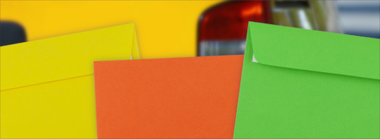 Farbige Briefumschläge in aktiven Farben