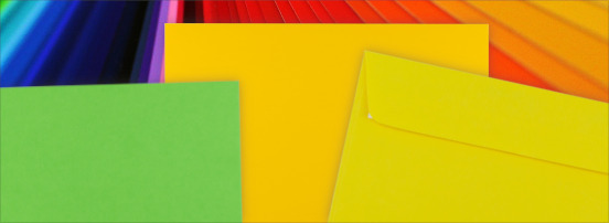 Farbige Briefumschläge in aktiven Farben
