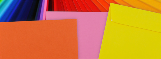 Farbige Briefumschläge in aktiven Farben